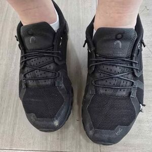 Very used womens on cloud workout shoes size 9.5 black